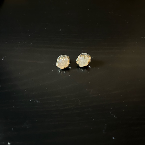 Kendra Scott Gold Earrings Classic Stud Design - Picture 1 of 1
